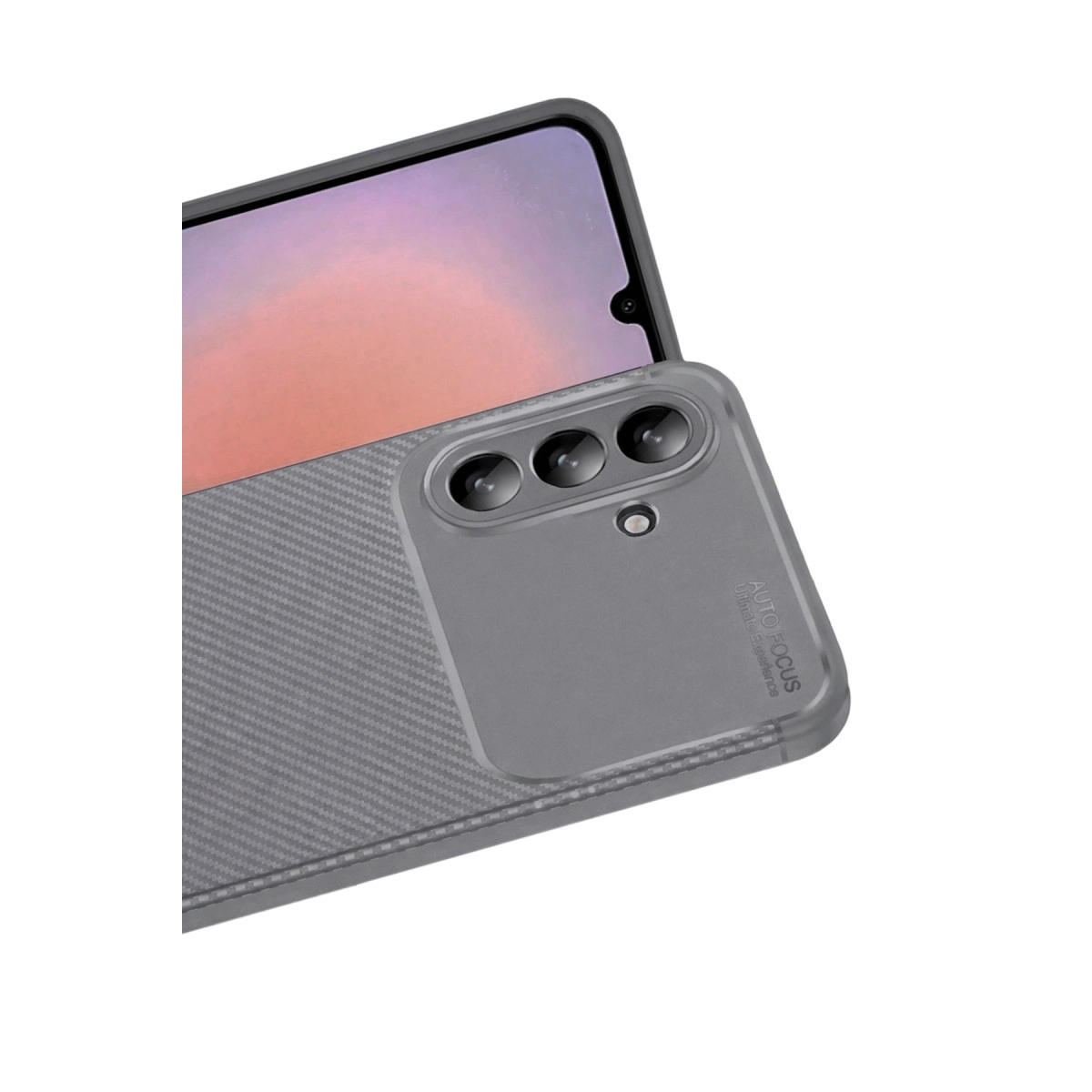 Karbon desenli gri telefon kılıfı ve üç kamera lensi.