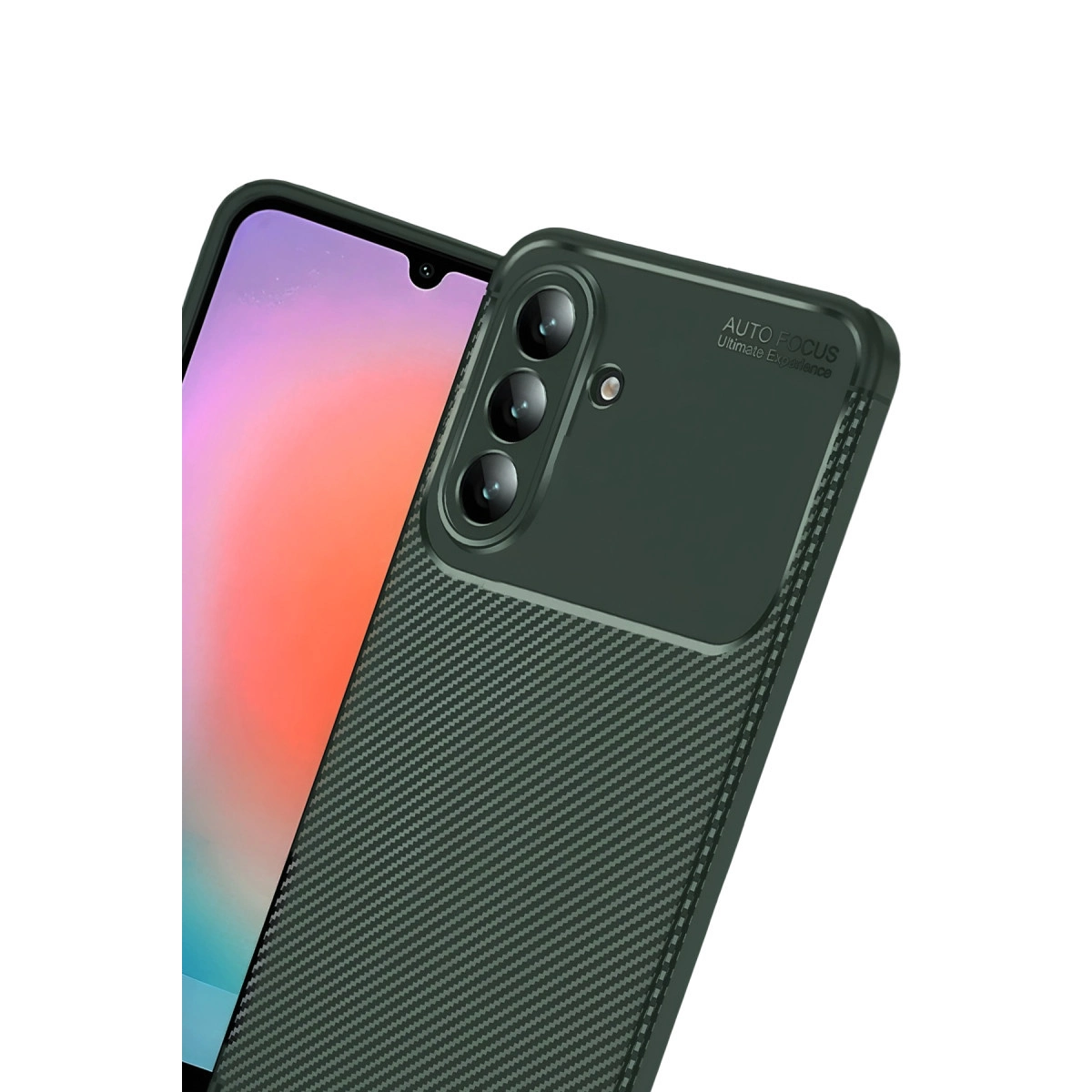 Karbon desenli, üçlü kameralı, yazılı koyu yeşil telefon kılıfı.