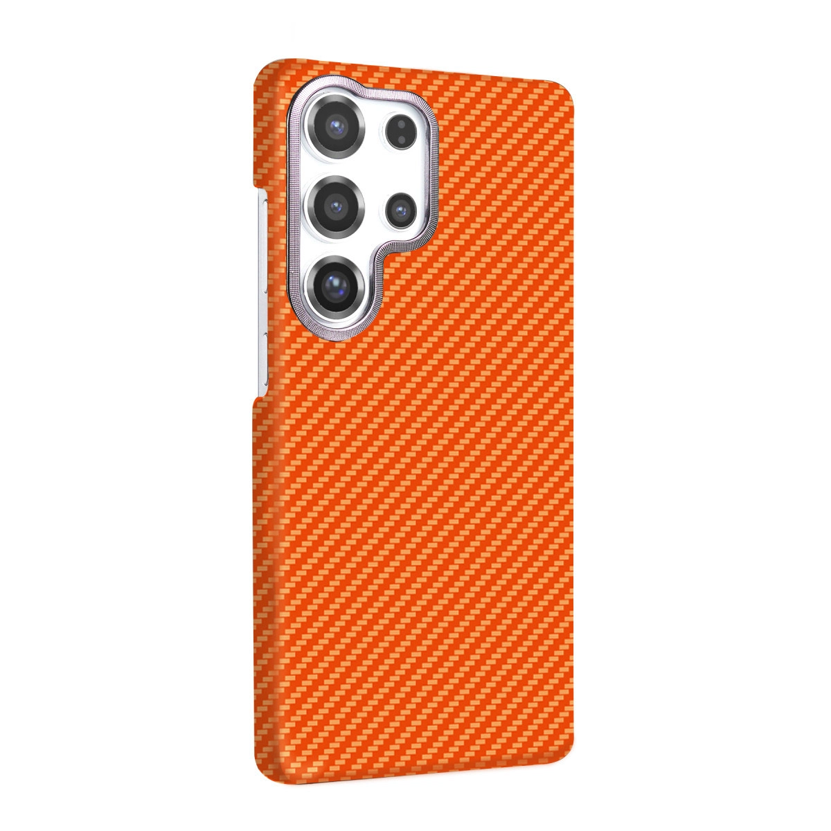 Karbon fiber desenli turuncu telefon kılıfı ve kamera modülü.