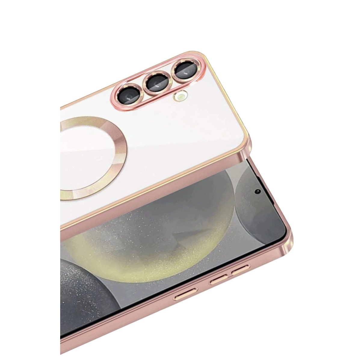 Üç kamera lensli ve halka tutuculu, roze altın rengi telefon kılıfı.
