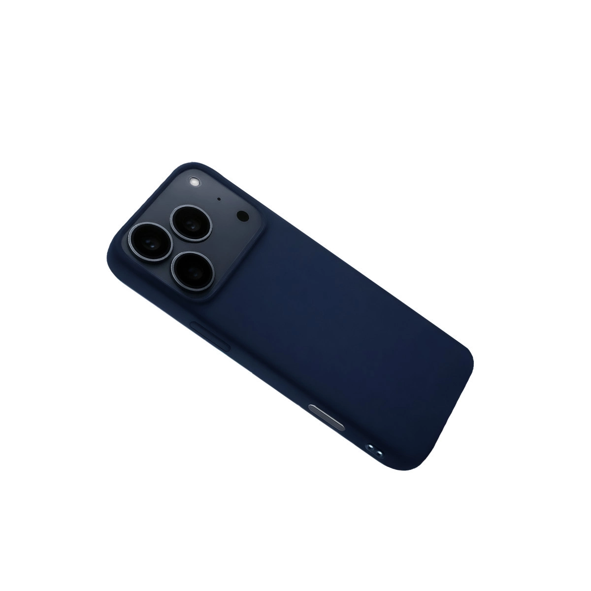 Beyaz zeminde üçlü kamera kesimli lacivert telefon kılıfı.