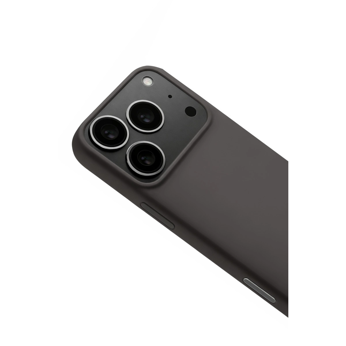 Beyaz zeminde üç kamera lensi ve flaşa sahip koyu gri telefon.
