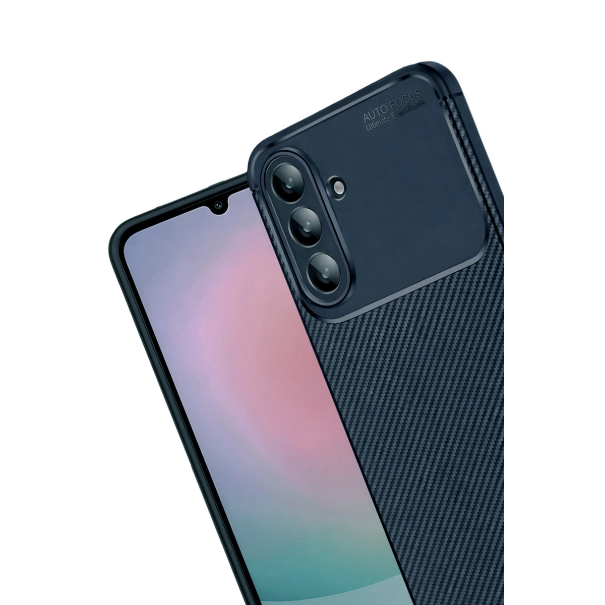 Üç kameralı koyu mavi telefon ve karbon dokulu kılıf.