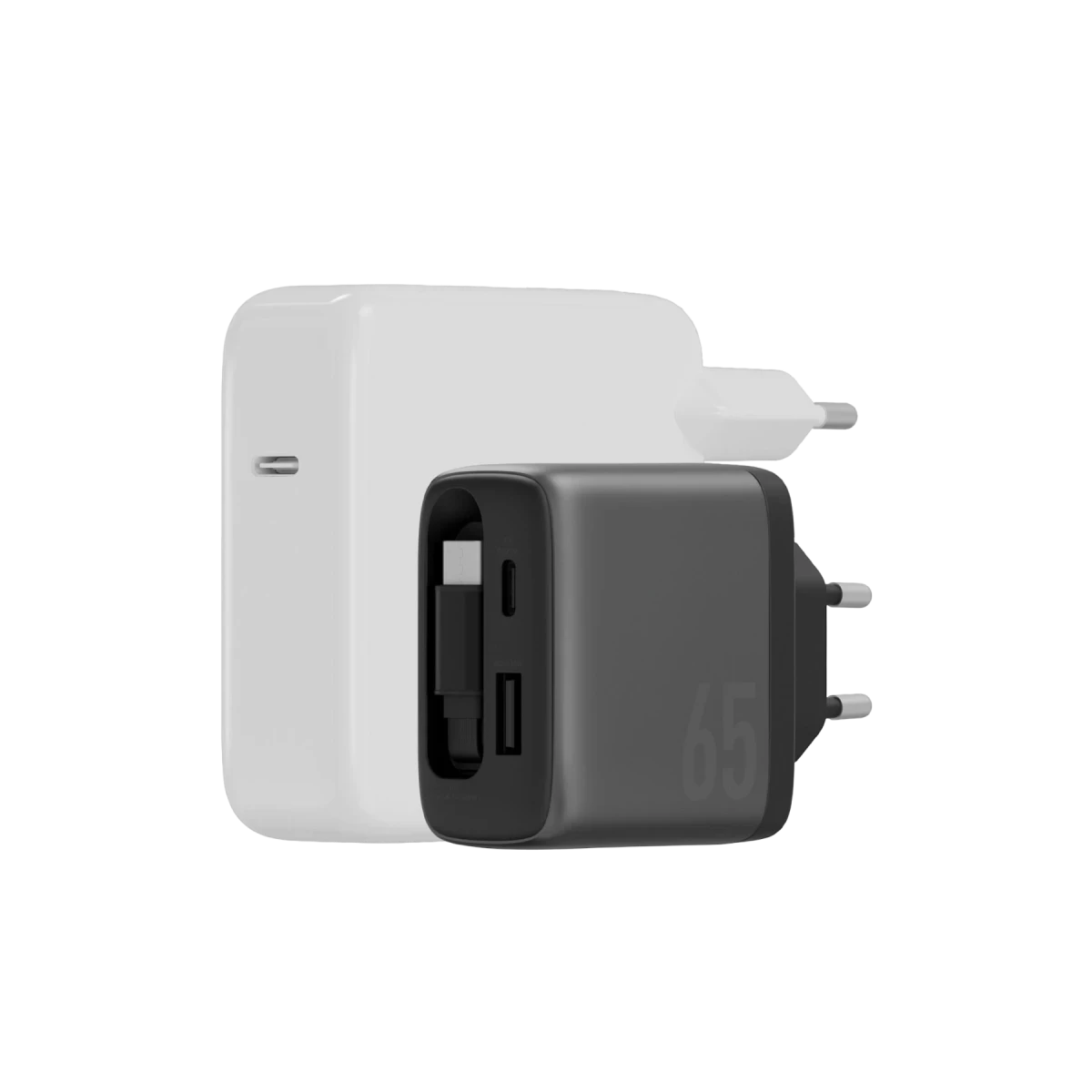 Yan yana duran beyaz ve siyah güç adaptörü, USB-C portları görünüyor.