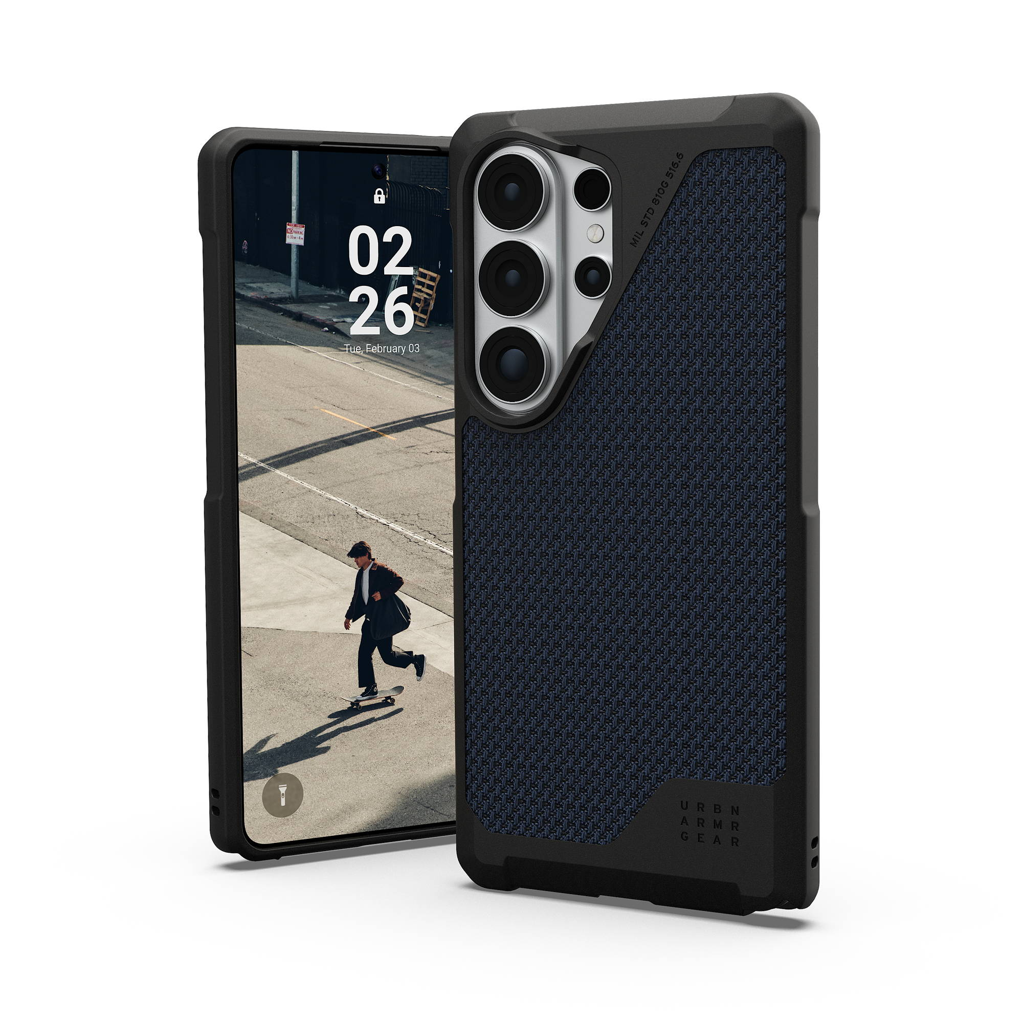 Smartfon w etui leżący na stole. Etui ma niebieski wzór.