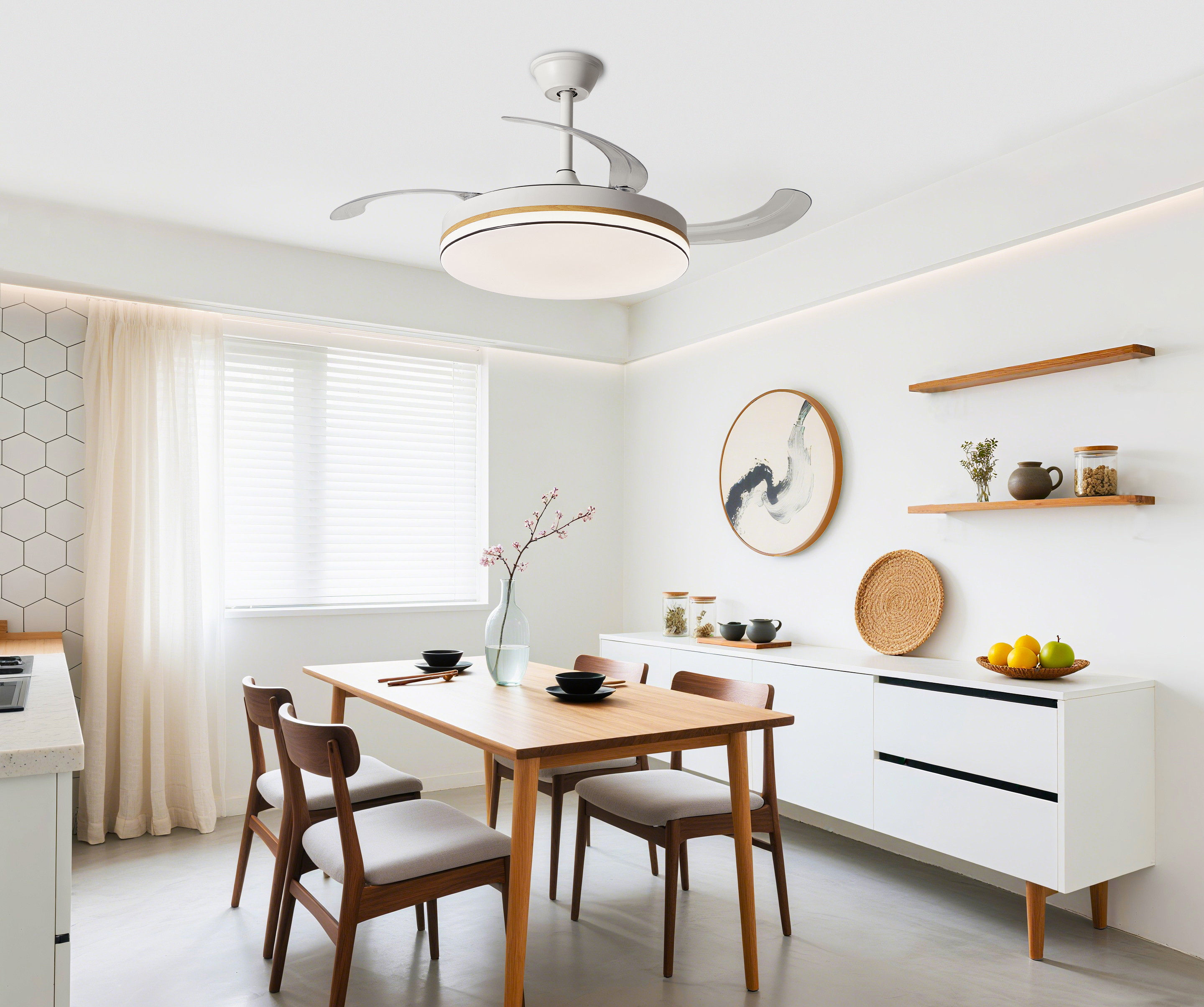 Comedor moderno con mesa de madera, sillas, ventilador de techo y decoración.
