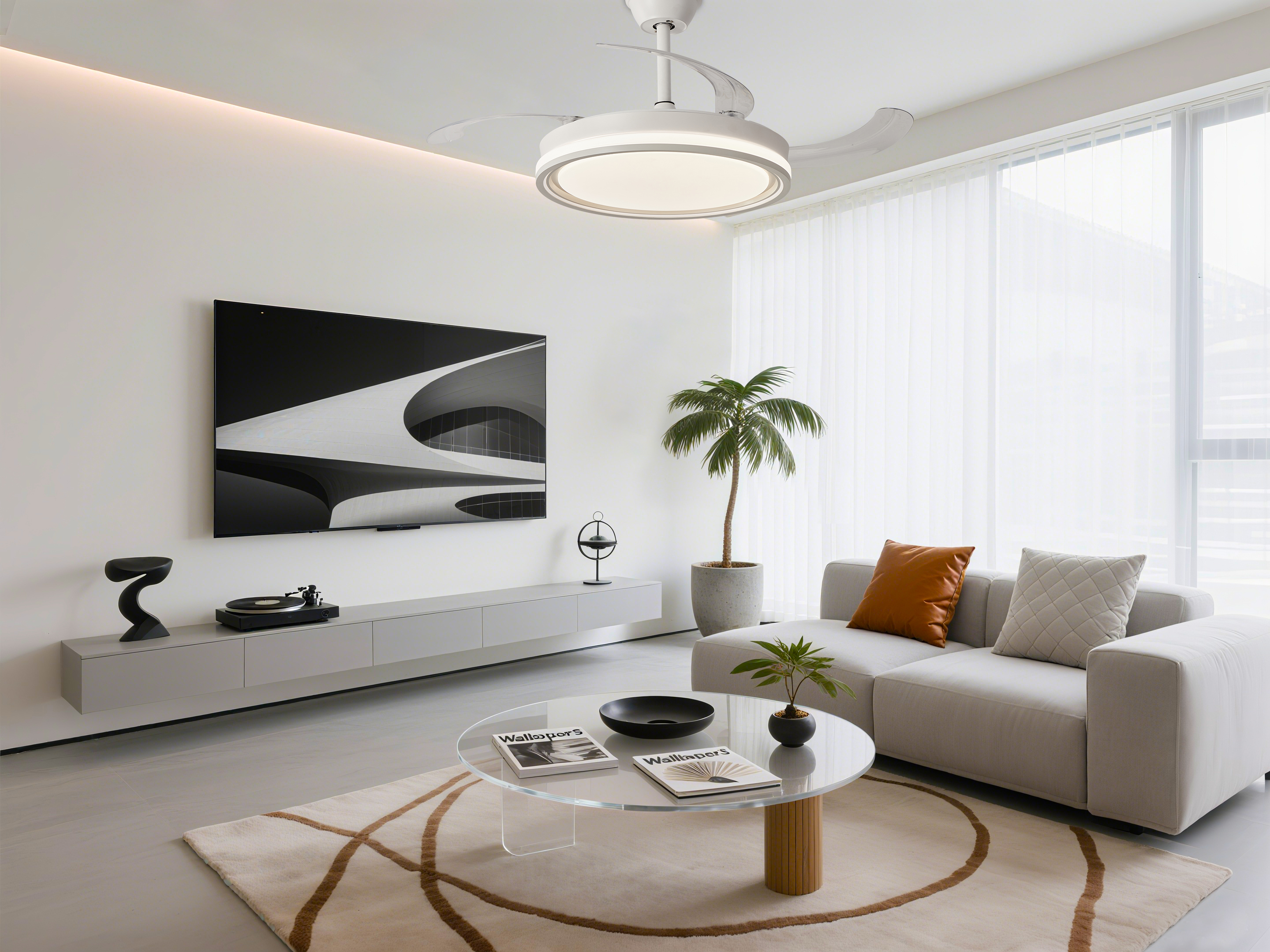 Sala de estar moderna con sofá, mesa de centro, TV, tocadiscos y ventilador de techo.