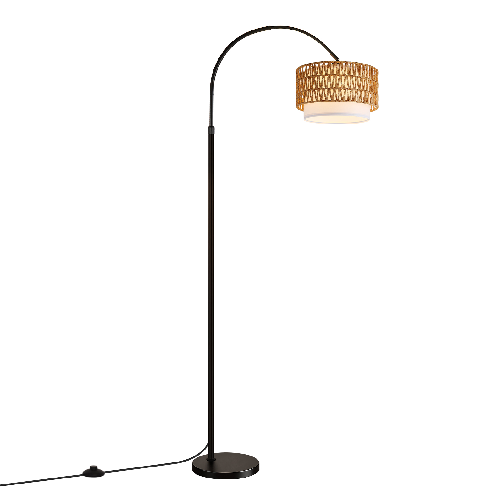 Una lampada da terra ad arco scuro con paralume intrecciato.