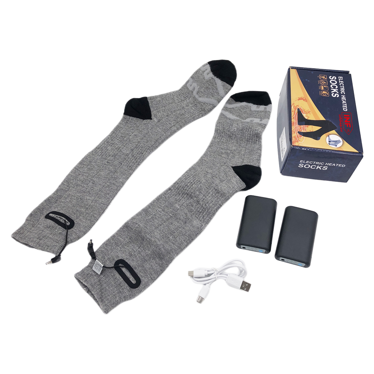 Szare podgrzewane skarpety z dwoma czarnymi powerbankami i kablami USB.