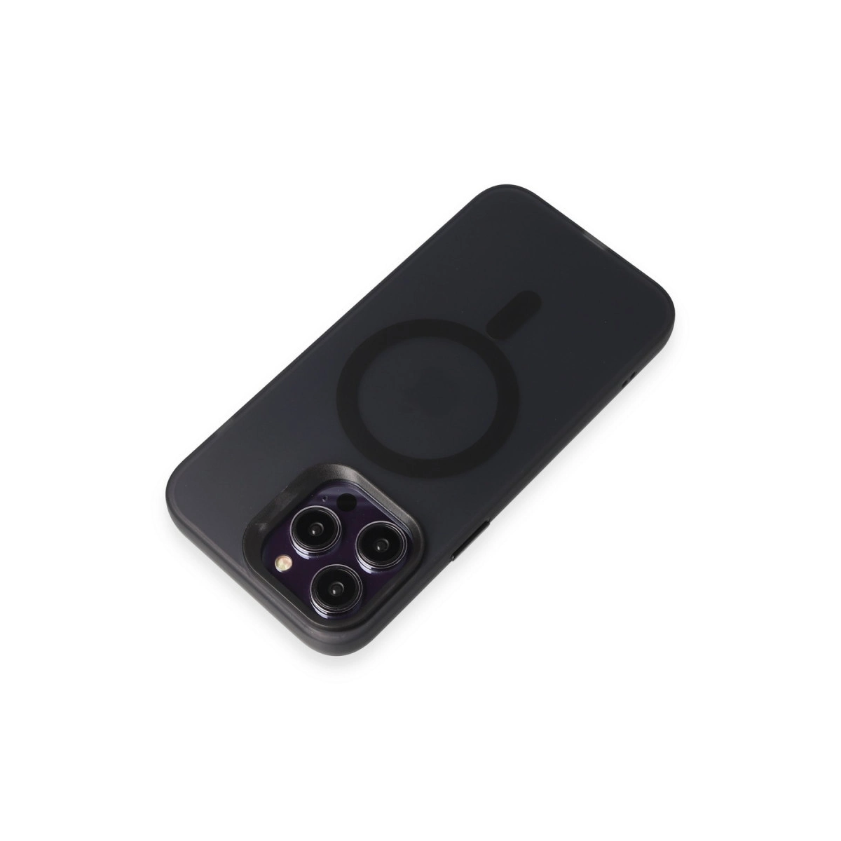 Beyaz arka plan üzerinde MagSafe halkası ve kamera lensleri olan siyah telefon kılıfı.