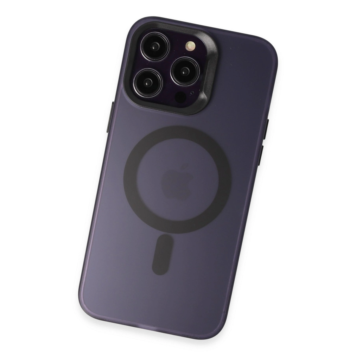 Koyu mor iPhone kılıfı, kamera modülü, Apple logosu ve MagSafe halkası görünüyor.