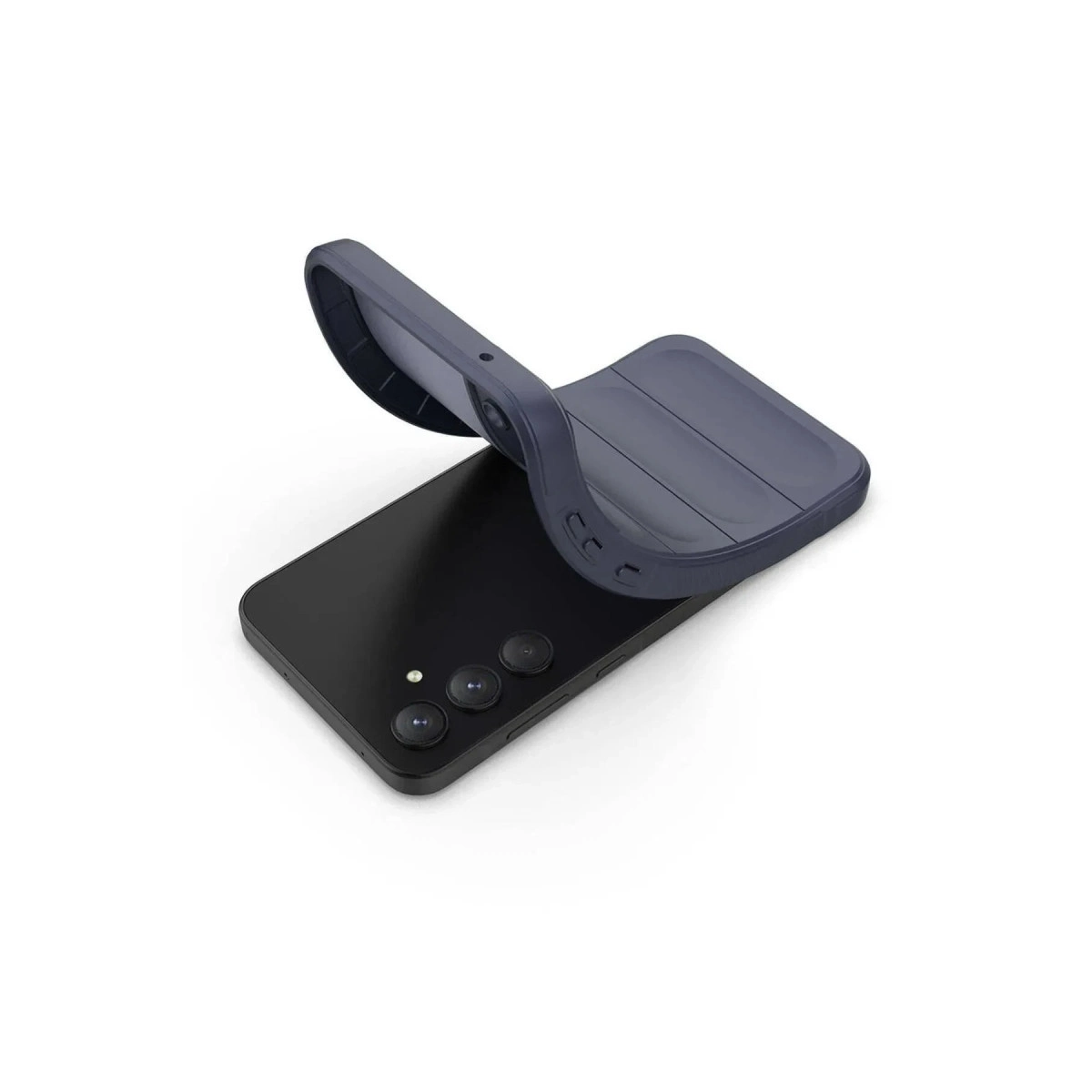 Koyu mavi bir telefon kılıfı siyah bir akıllı telefona yerleştiriliyor.