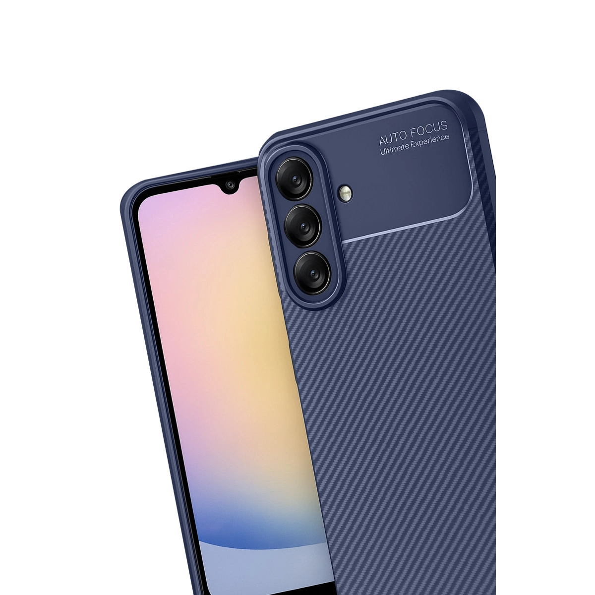 Karbon fiber desenli kılıflı mavi akıllı telefon ve üç kamera.