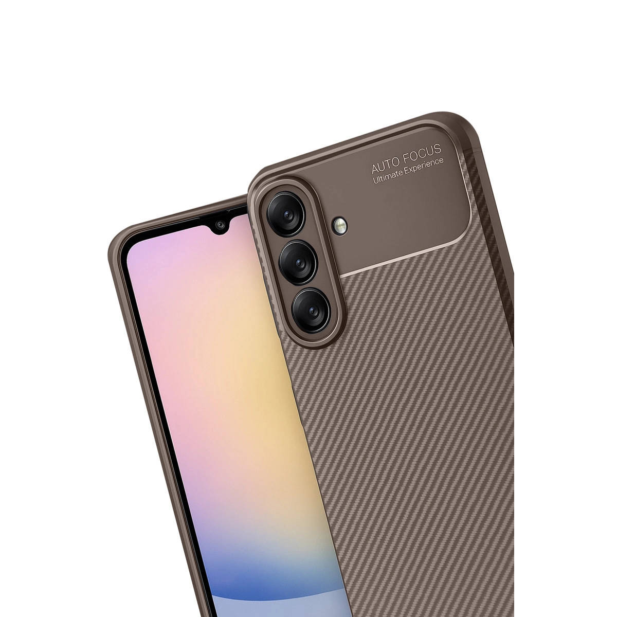 Üç kamera lensli kahverengi karbon desenli telefon kılıfı.