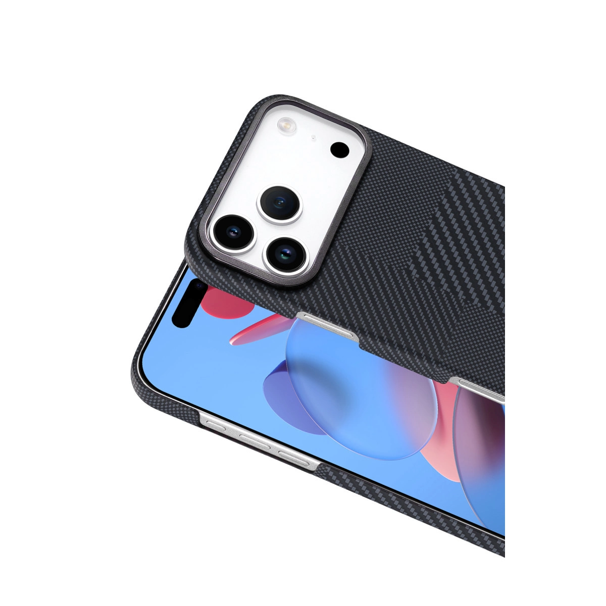 Karbon fiber kılıflı ve üçlü kameralı koyu renkli telefon. Ekranda soyut şekiller var.