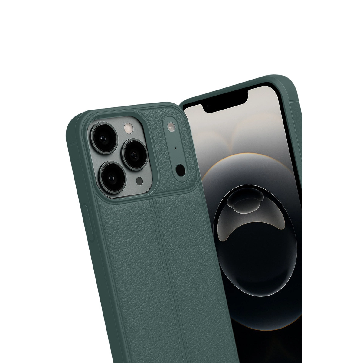 Kamera çıkıntılı, koyu yeşil dokulu telefon kılıfı. Arka planda akıllı telefon.