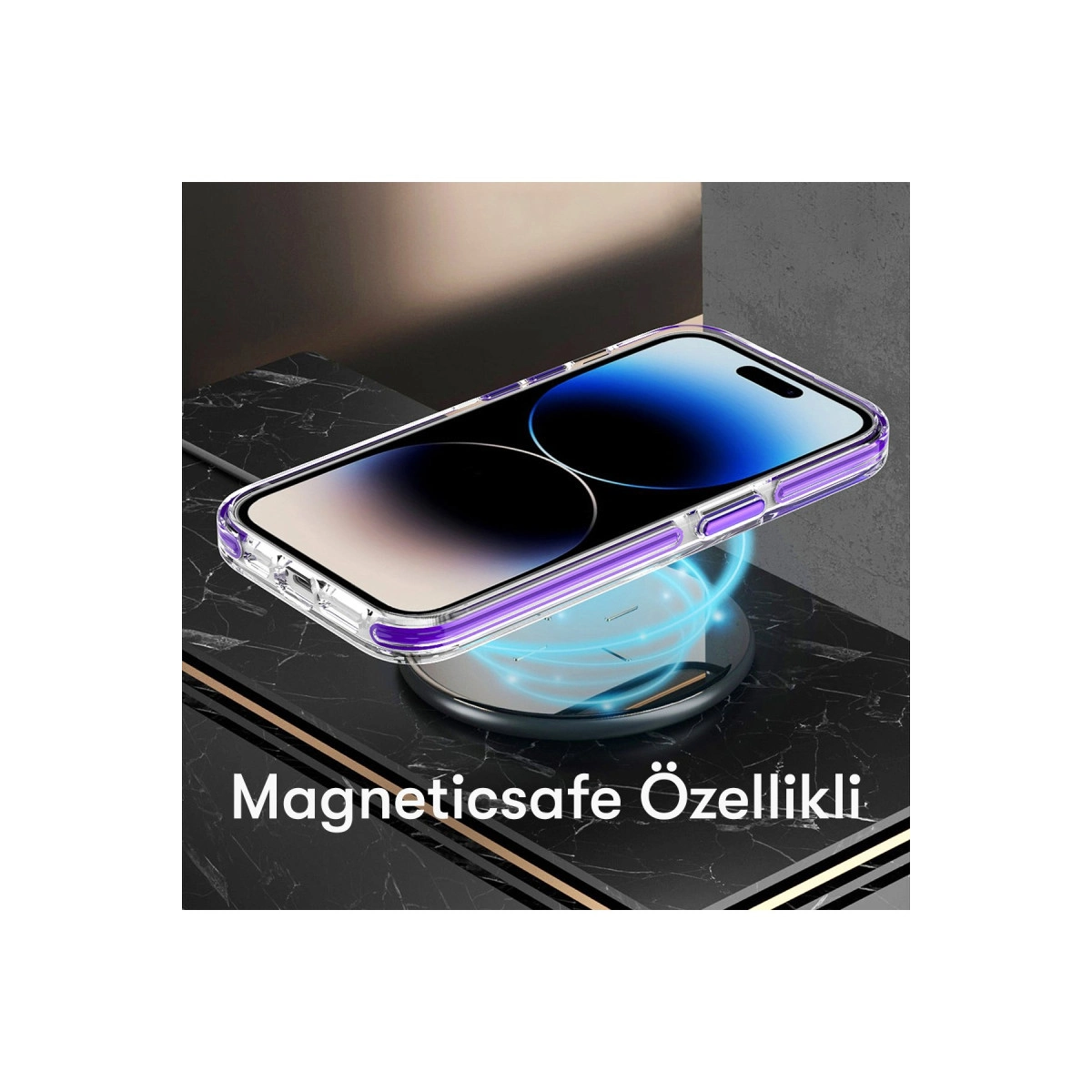 Mor vurgulu şeffaf telefon kılıfı MagSafe şarj cihazında şarj oluyor.