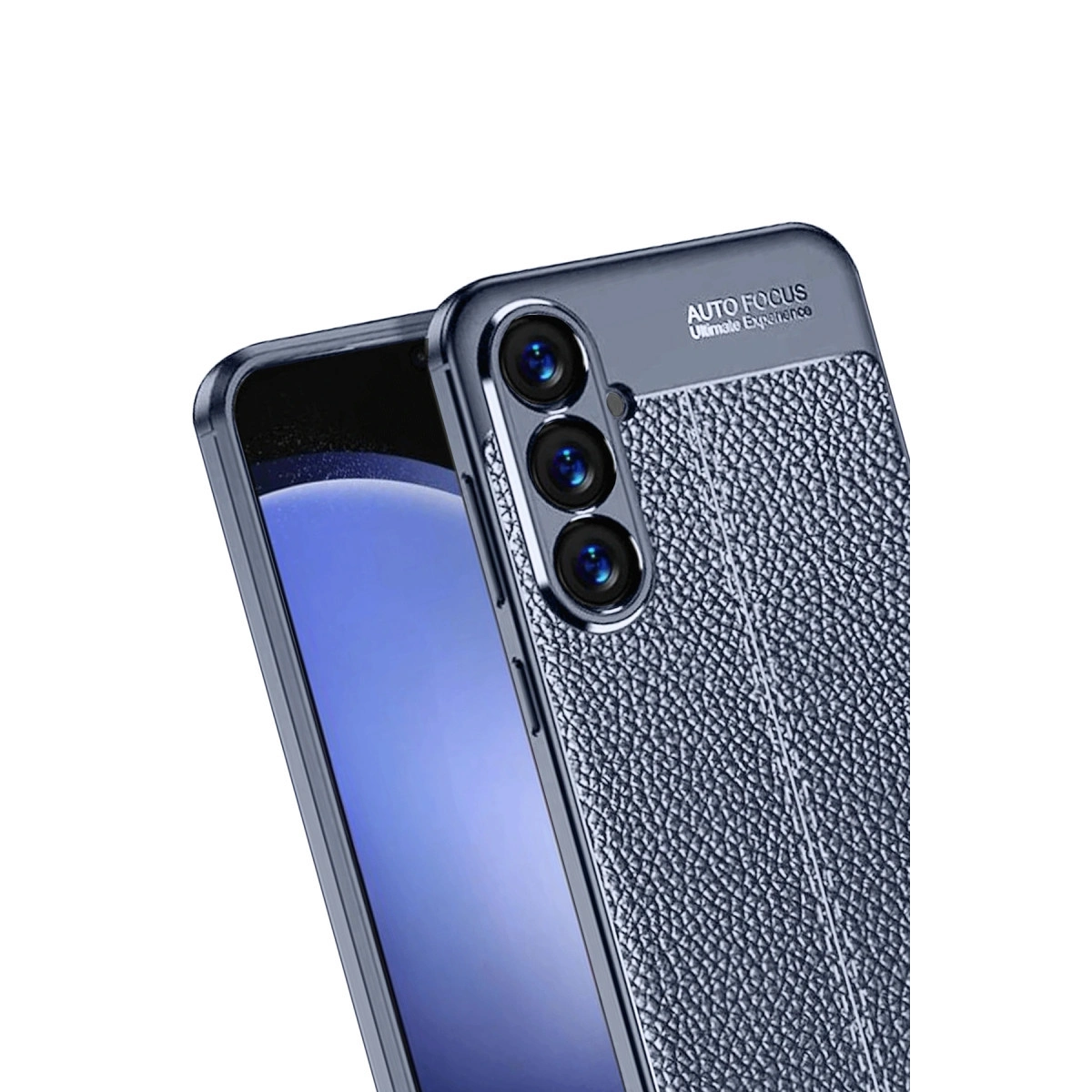 Üçlü kameraya ve dokulu kılıfa sahip lacivert telefon.