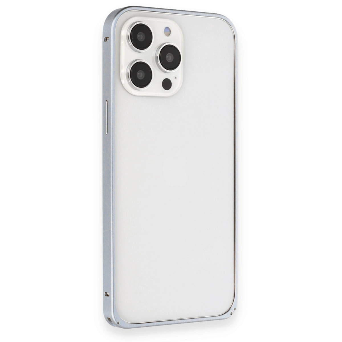 Gümüş çerçeveli ve üçlü kamera lensli beyaz bir iPhone gösteriliyor.