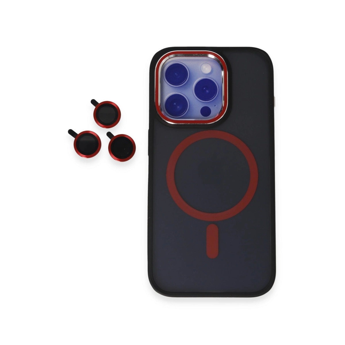 Kırmızı vurgulu siyah telefon kılıfının yanında üç kırmızı lens koruyucu halka.
