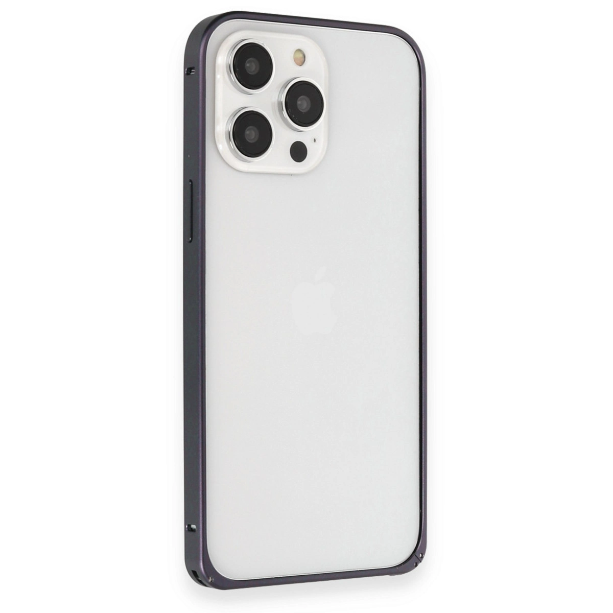 Beyaz zeminde üç kameralı, koyu çerçeveli gümüş iPhone.