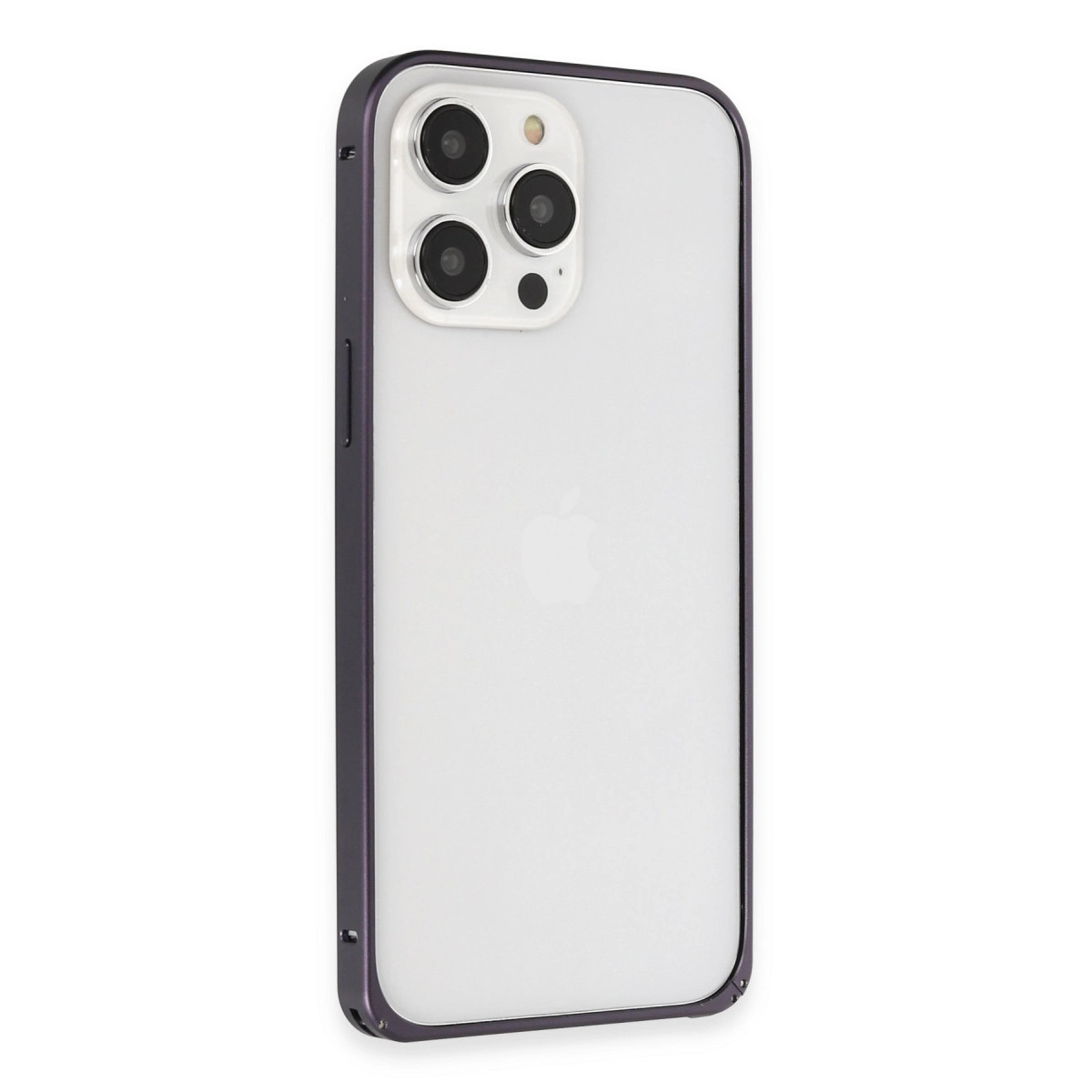 Üç kameralı beyaz iPhone arka yüzü, koyu çerçeveli.