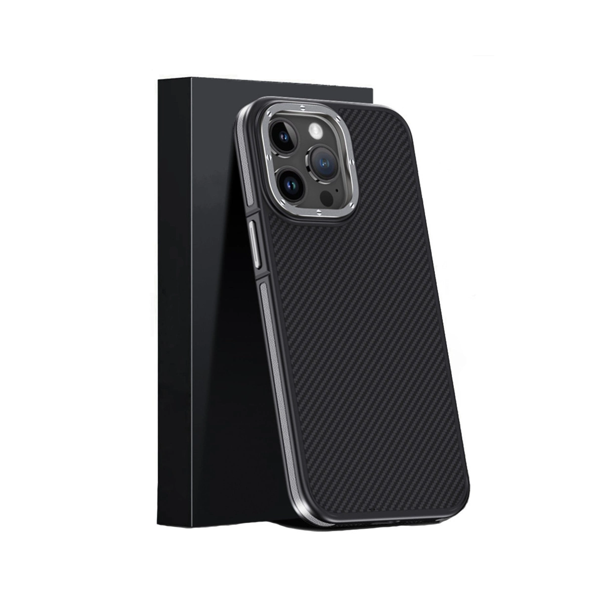 Siyah karbon desenli telefon kılıfı, siyah kutunun yanında.