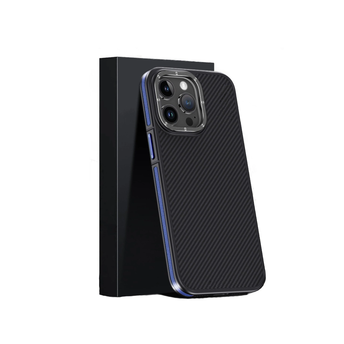 Mavi vurgulu, karbon desenli siyah telefon kılıfı, siyah kutunun yanında.