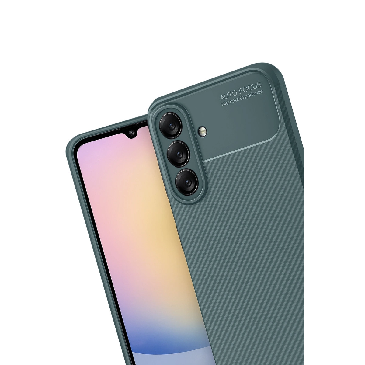 Karbon dokulu, üç kameralı koyu yeşil telefon kılıfı.
