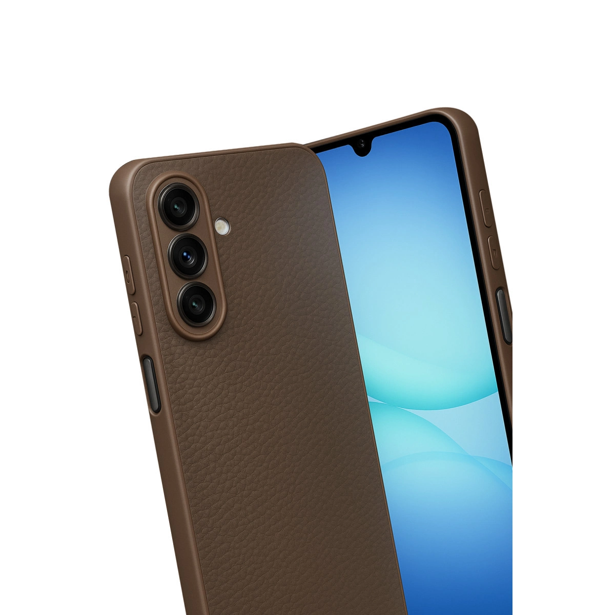 Beyaz arka plan üzerinde üçlü kameraya sahip kahverengi telefon kılıfı.