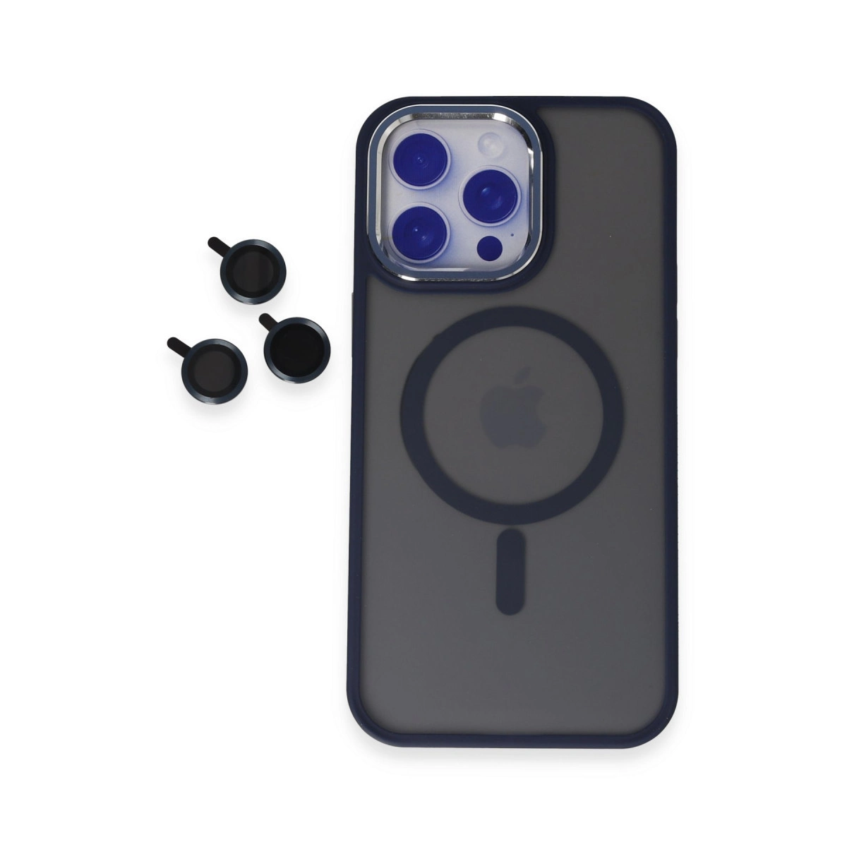 MagSafe'li koyu gri iPhone kılıfı ve yanında üç siyah lens koruyucu.