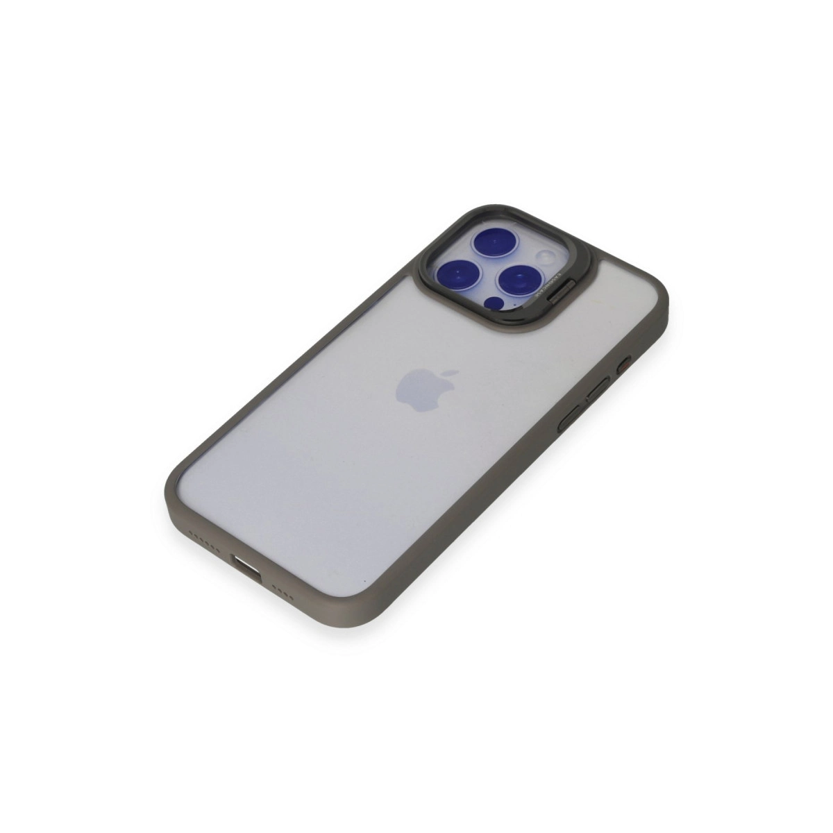 Üç kameralı gri bir iPhone beyaz yüzeyde duruyor.