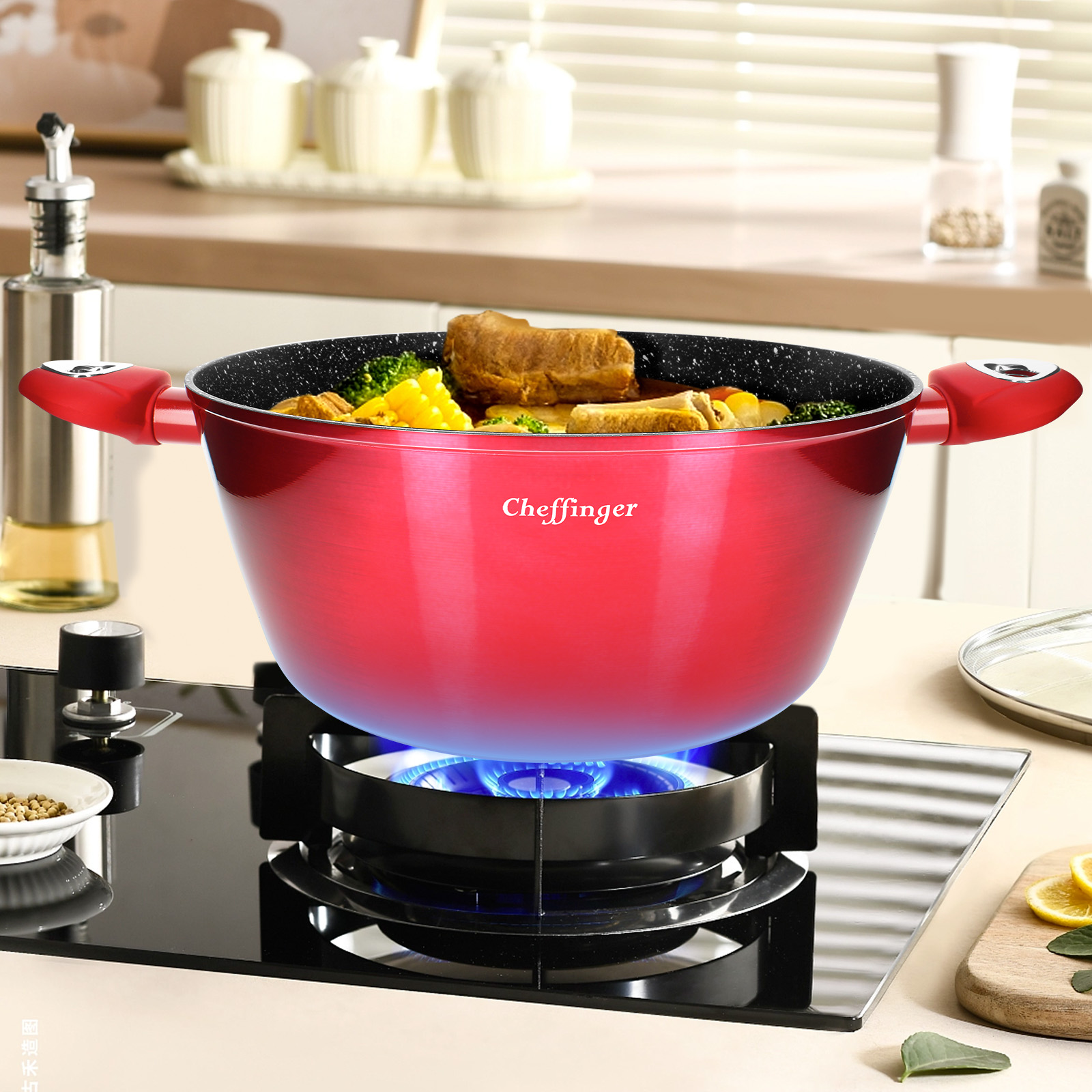 Pentola rossa con cibo che cuoce su fornello a gas con fiamma blu.