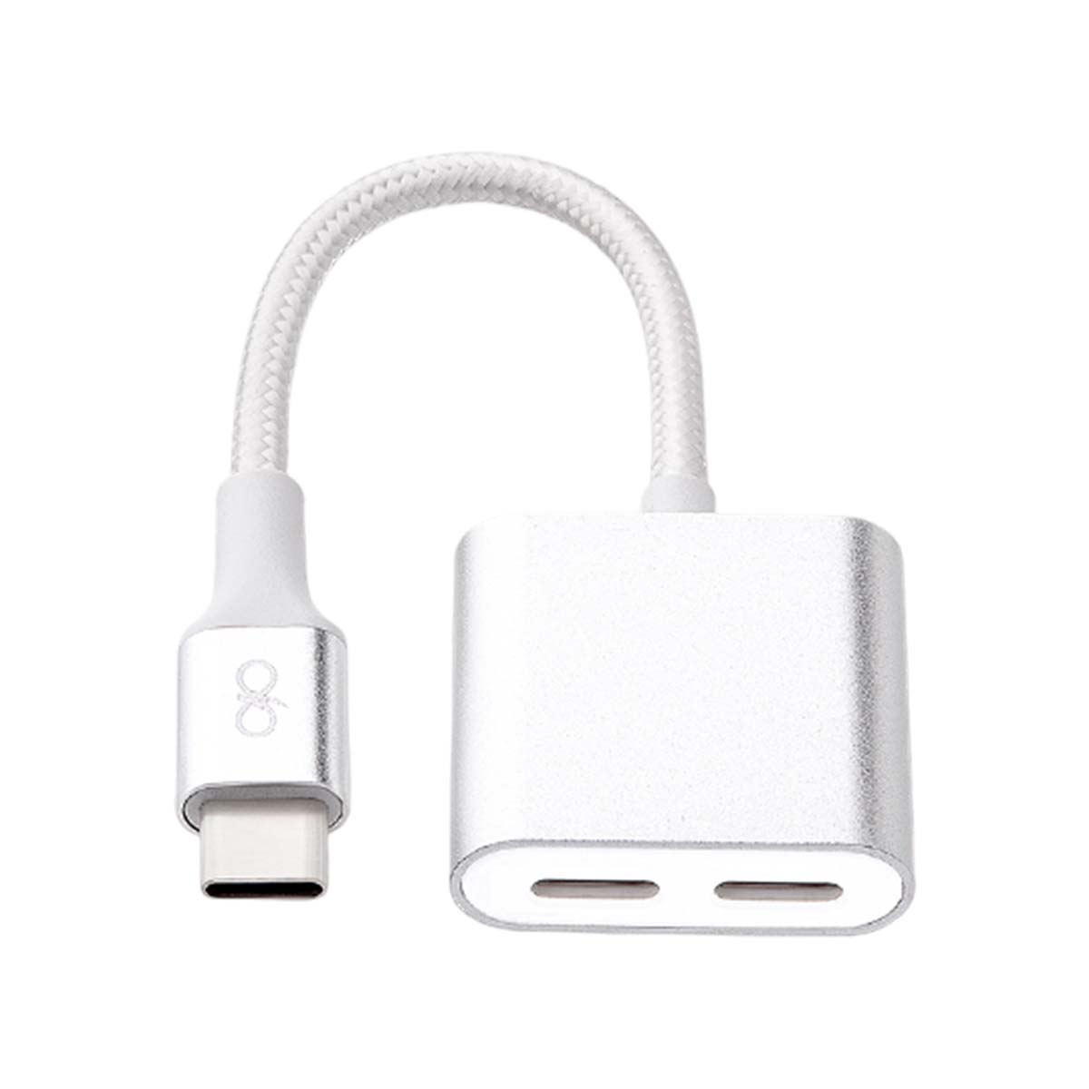 Un adattatore USB-C argentato con cavo intrecciato e due fessure.