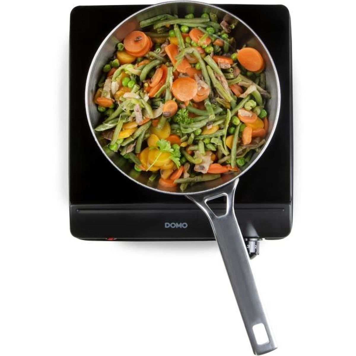 Poêlée de légumes sur une plaque à induction noire.