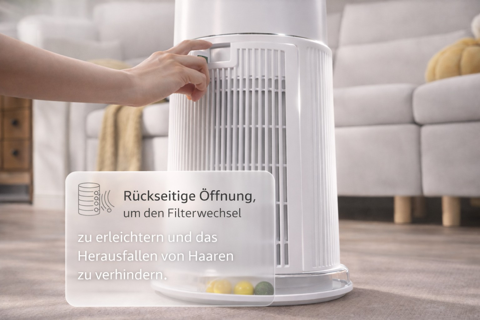 Eine Hand betätigt den Filterwechsel-Knopf eines weißen Luftreinigers in einem Wohnzimmer.