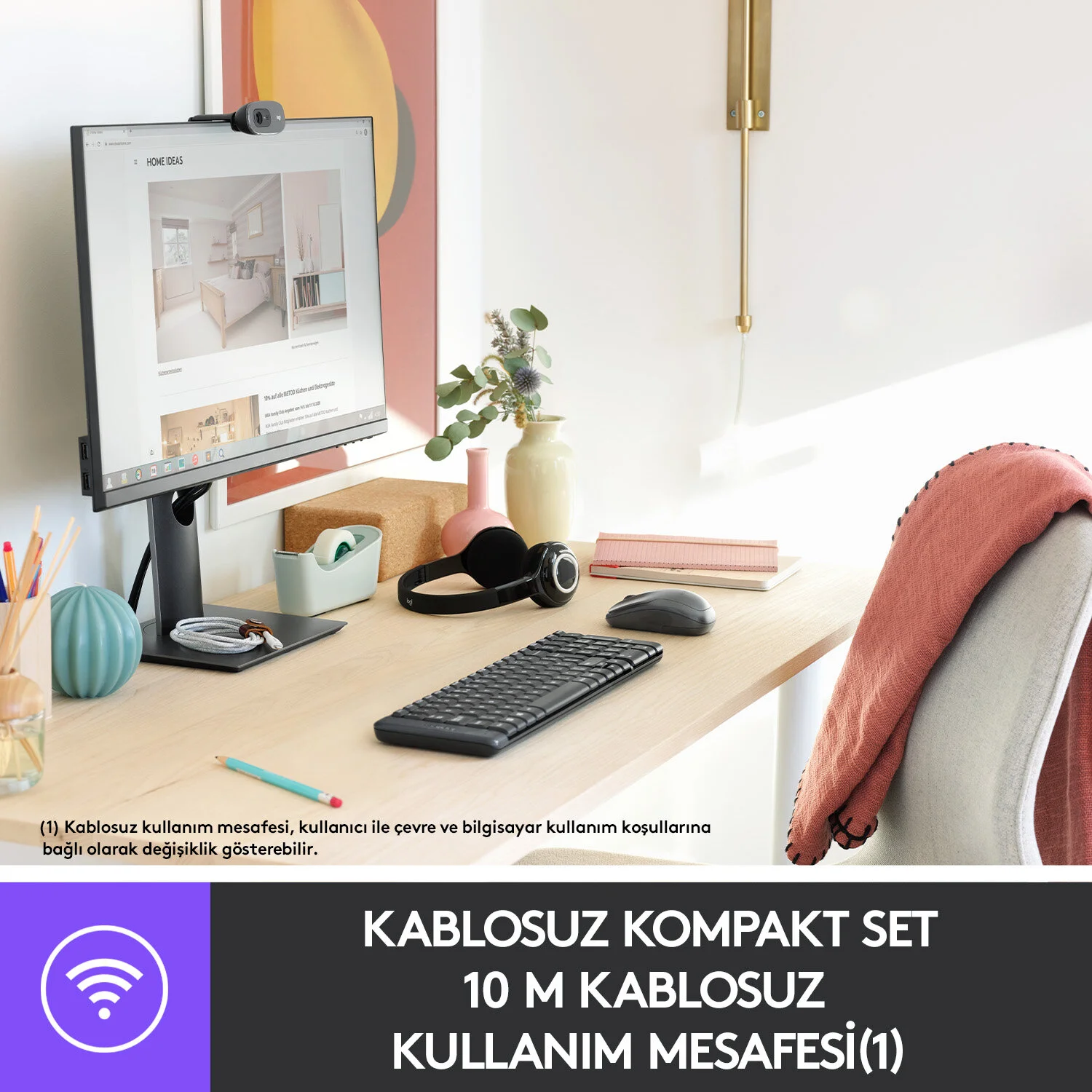 Monitör, klavye, fare, kulaklık ve dekoratif objelerle masa.