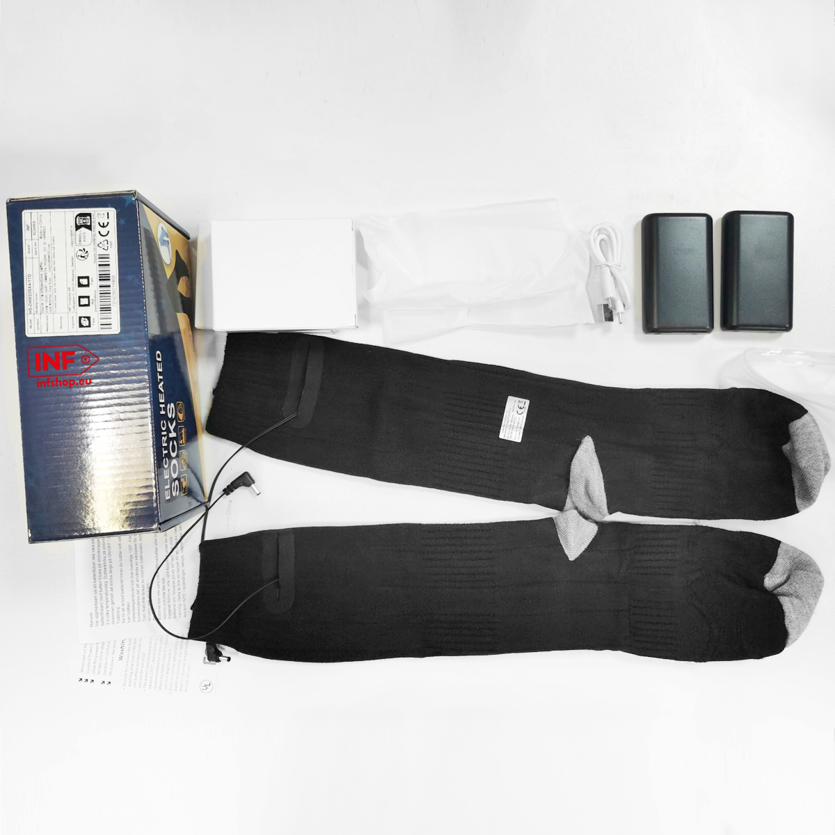Elektrisch beheizte Socken mit zwei schwarzen Akkus und Ladekabel.