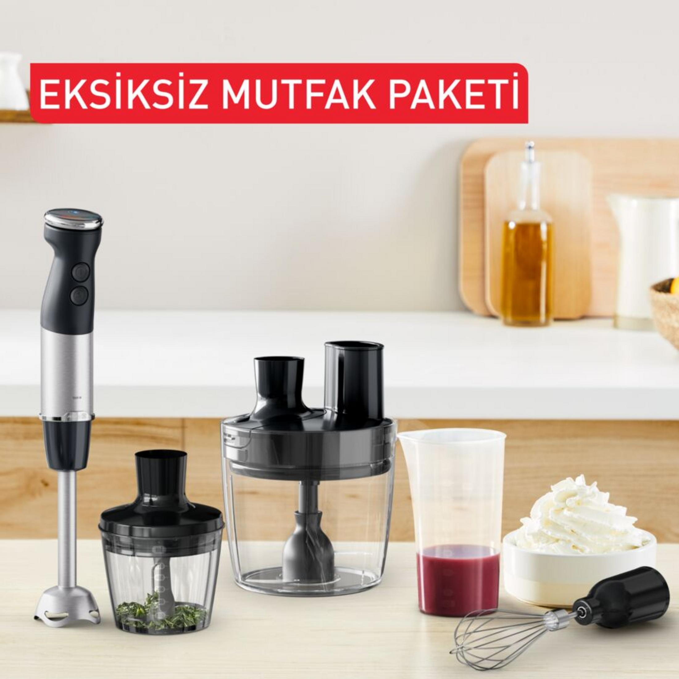 Een staafmixerset met hakmolen, maatbeker, garde en slagroom.