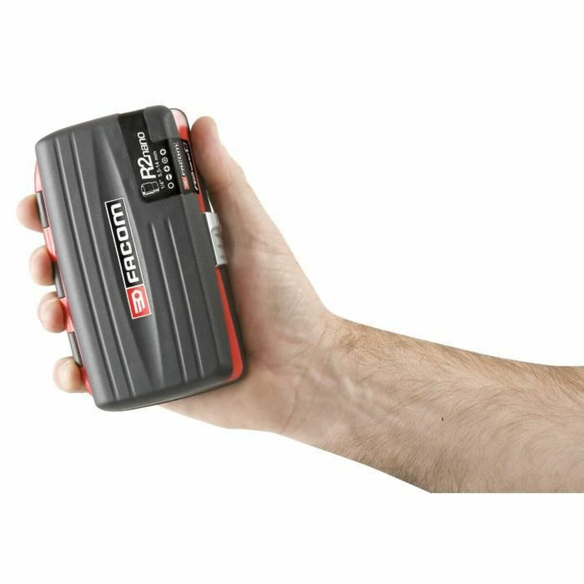 Hand hält eine schwarze und rote Werkzeugkassette mit der Aufschrift FACOM.