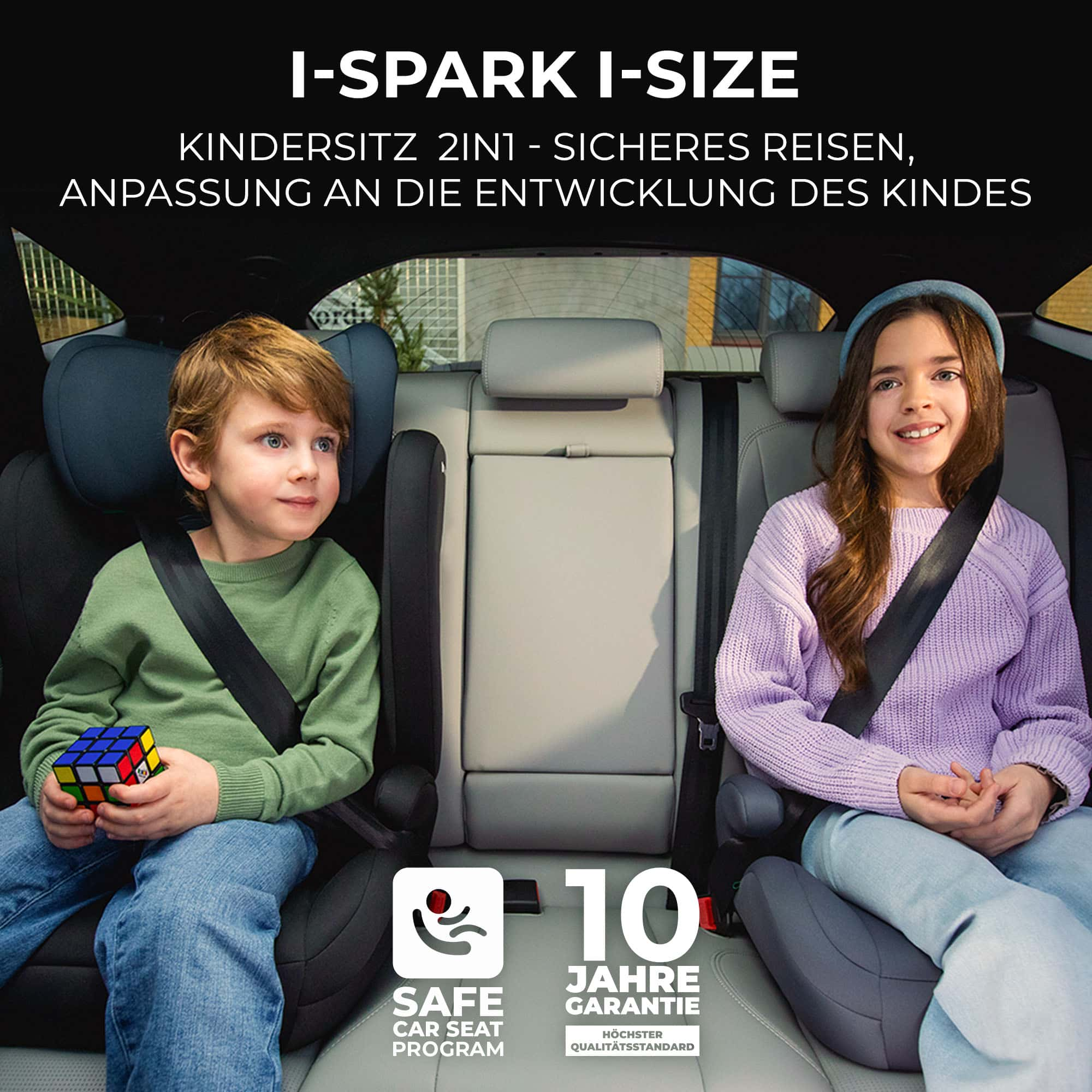 Zwei Kinder sitzen in Kindersitzen im Auto. Der Junge hält einen Zauberwürfel.