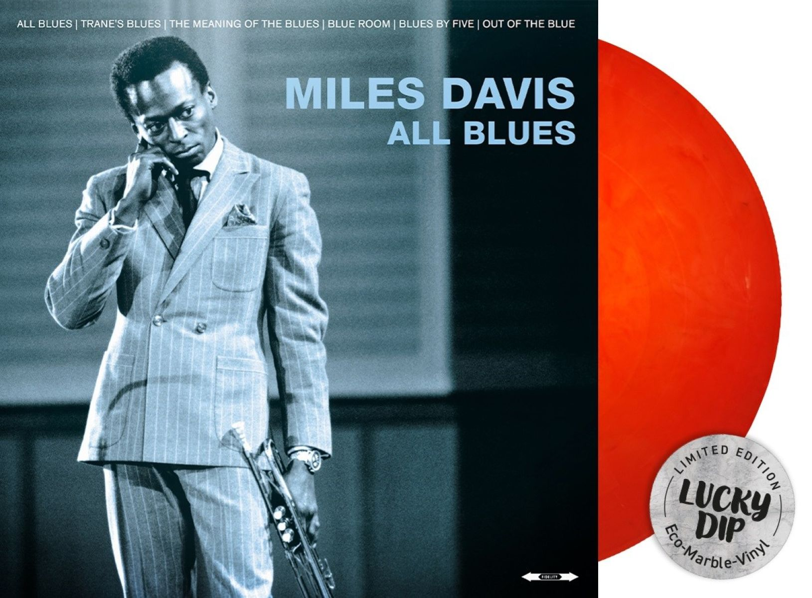 Miles Davis in krijtstreeppak belt aan de telefoon, houdt een trompet vast.