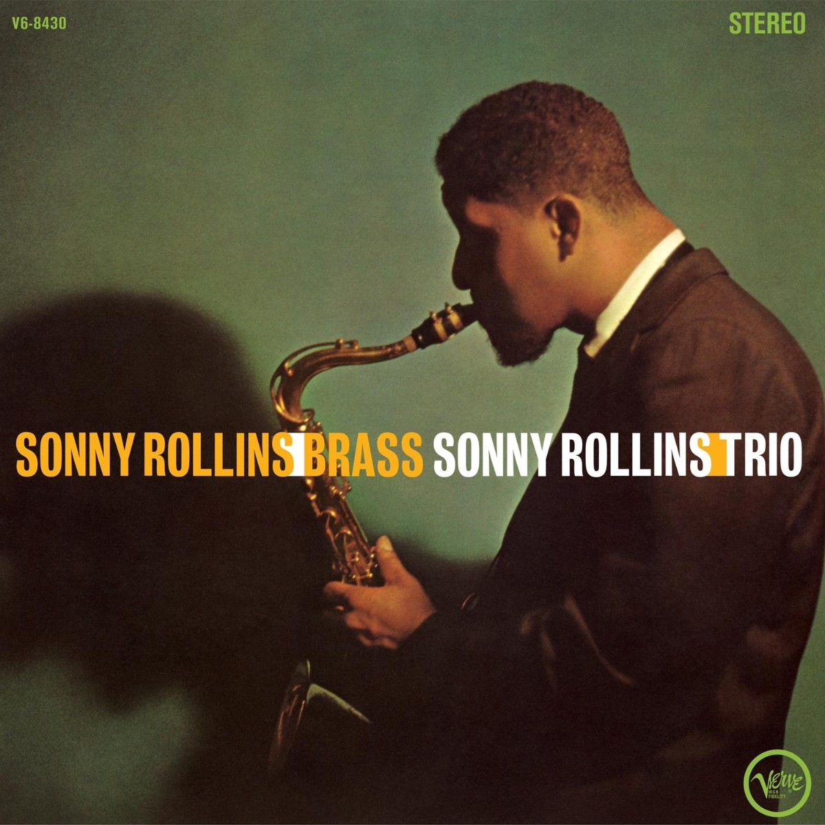 Sonny Rollins suona il sassofono con un blazer su sfondo verde.