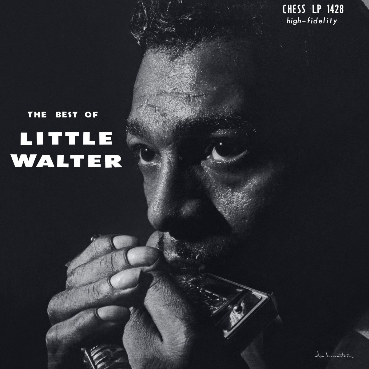 Primo piano di un uomo che suona l'armonica, con testo 'The Best of Little Walter'.