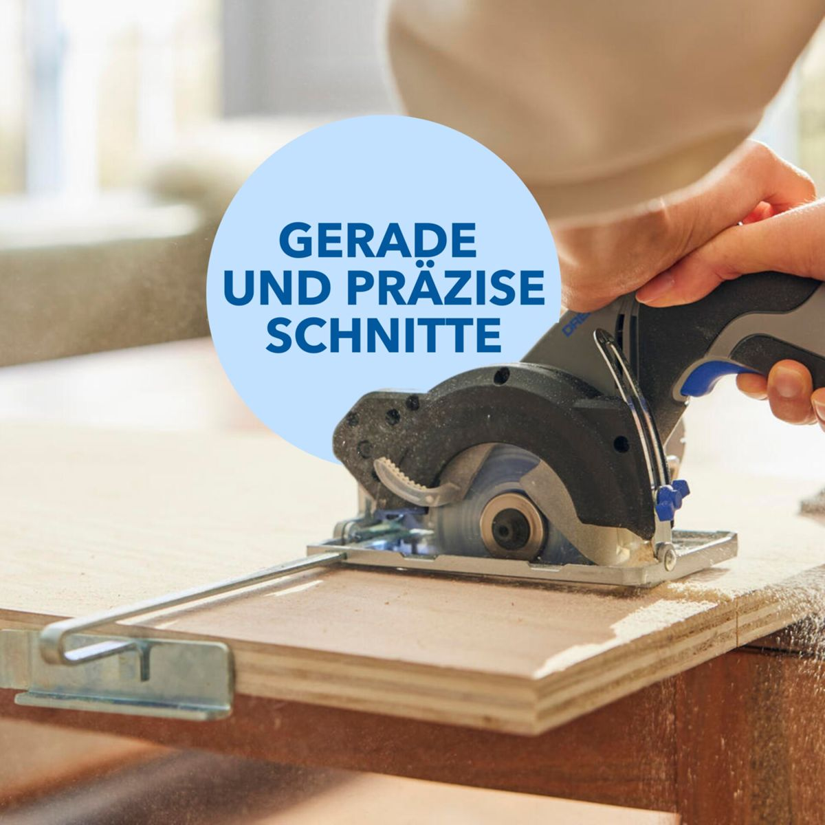 Eine Hand benutzt eine Kreissäge, um Holz zu schneiden.