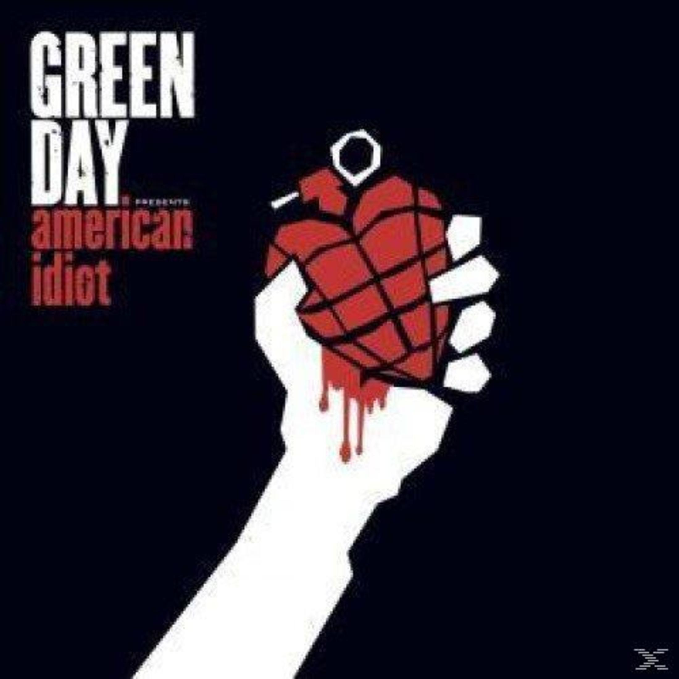 Una mano bianca tiene una granata rossa con gocce. Testo "Green Day" sopra.