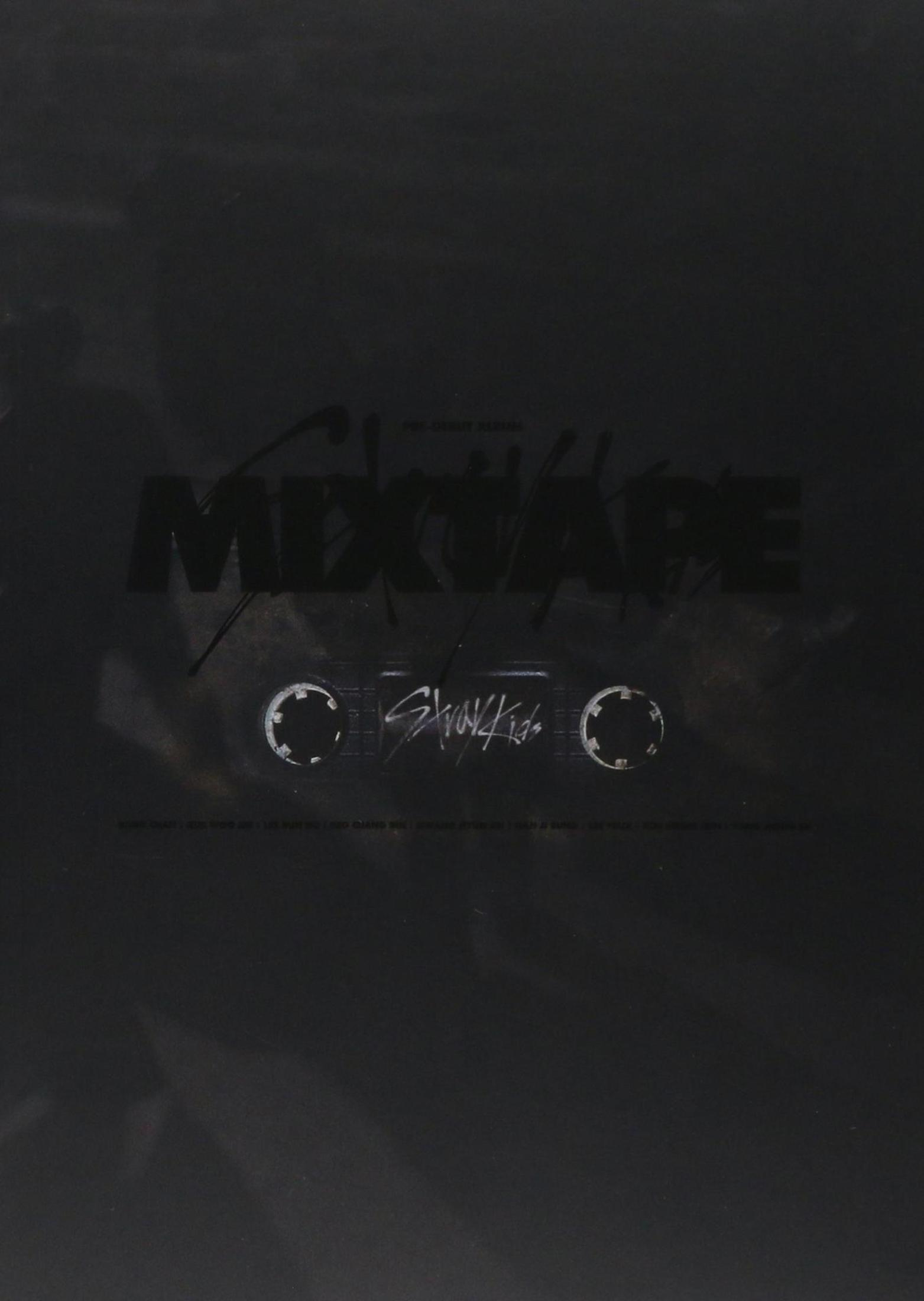 Copertina nera con titolo MIXTAPE e design a cassetta.