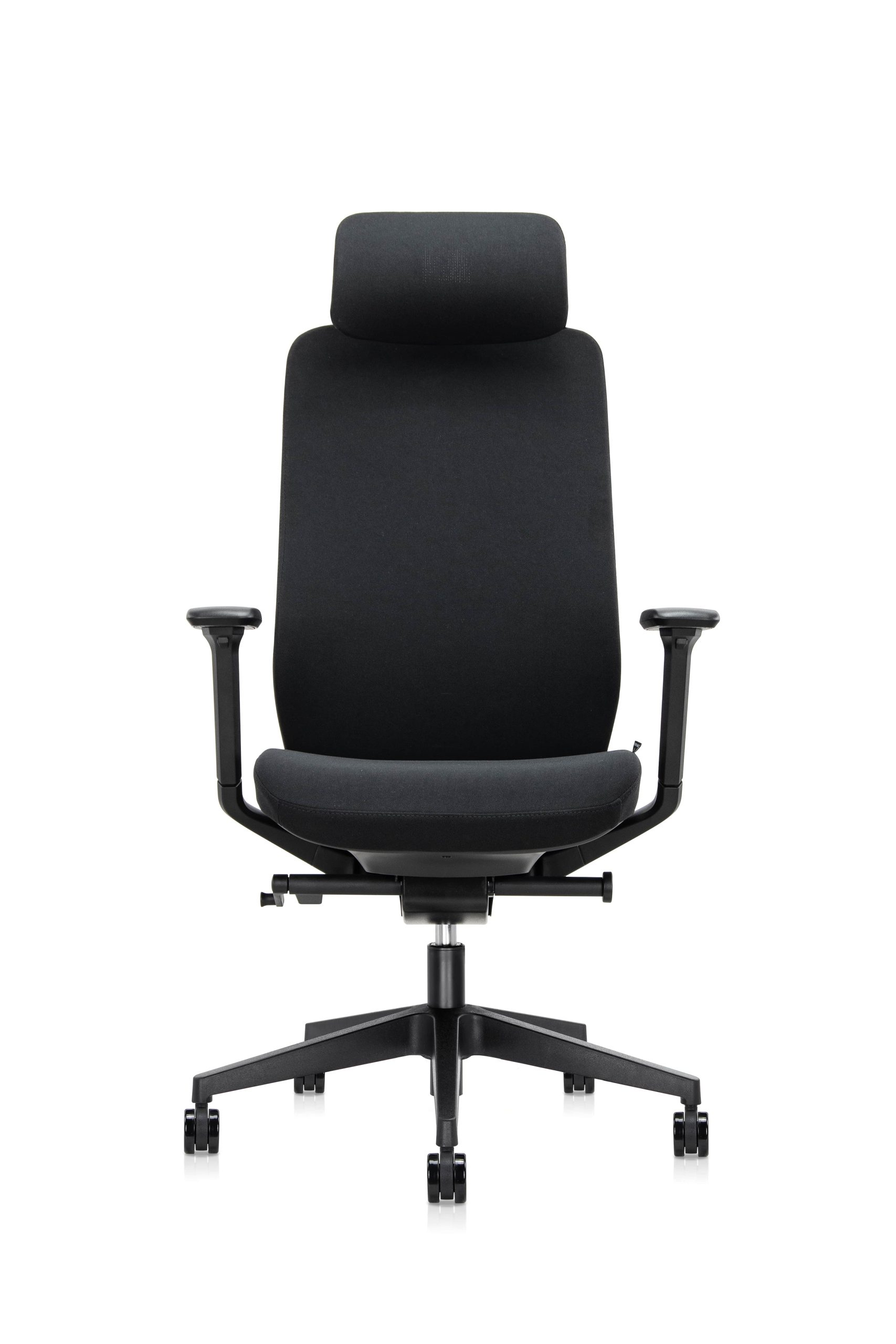 Czarny fotel biurowy z zagłówkiem, podłokietnikami i kółkami.