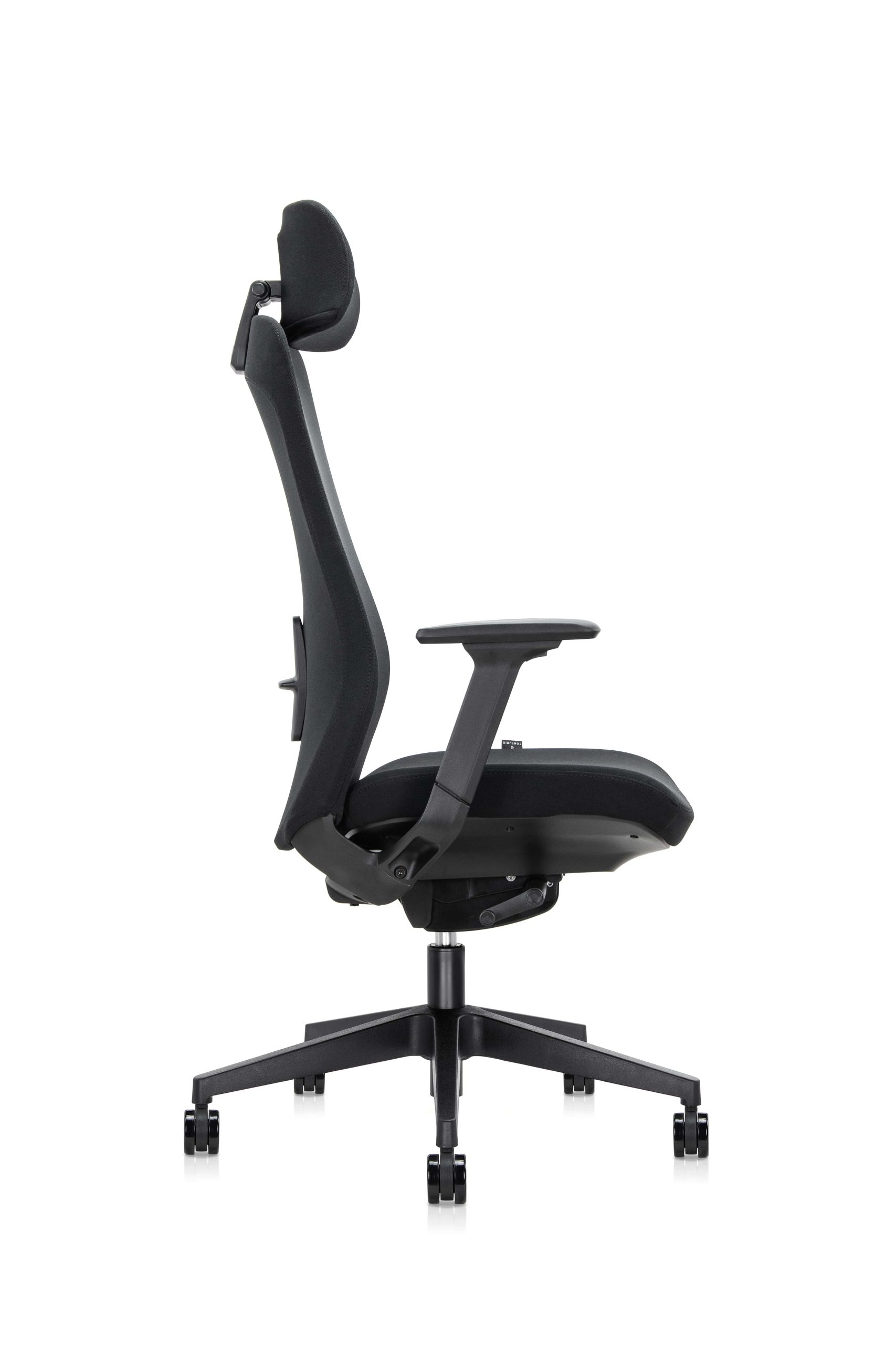 Czarny fotel biurowy z zagłówkiem, podłokietnikami i kółkami.