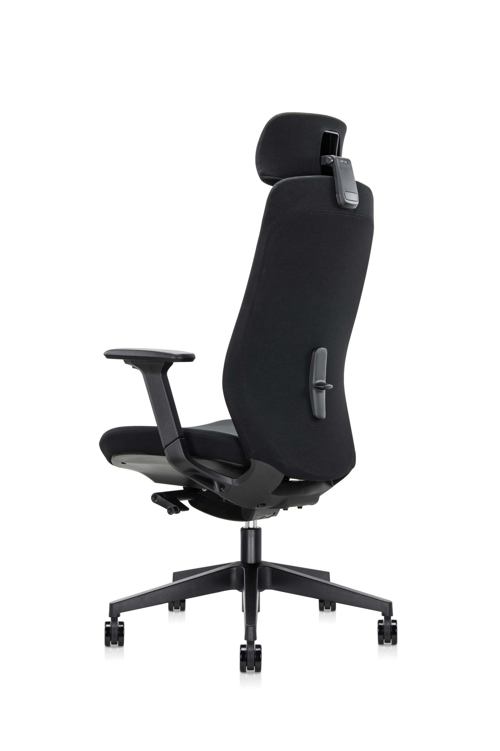 Czarny fotel biurowy z zagłówkiem, podłokietnikami i kółkami.